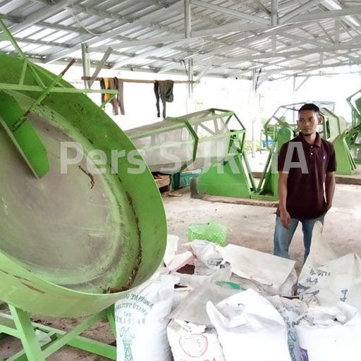 Melihat : Kini Pabrik Kompos Sudah Tidak Beroprasi(Kiri) Produk Pupuk Kompos Polinela(Kanan)/Foto : Tiara